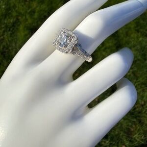 Sterling Silver Cubic Zirconia Cluster Classic Cocktail Ring Size 8 - 4.2g.